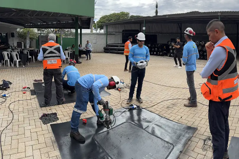 Treinamento de equipe para instalação de geomembrana PEAD